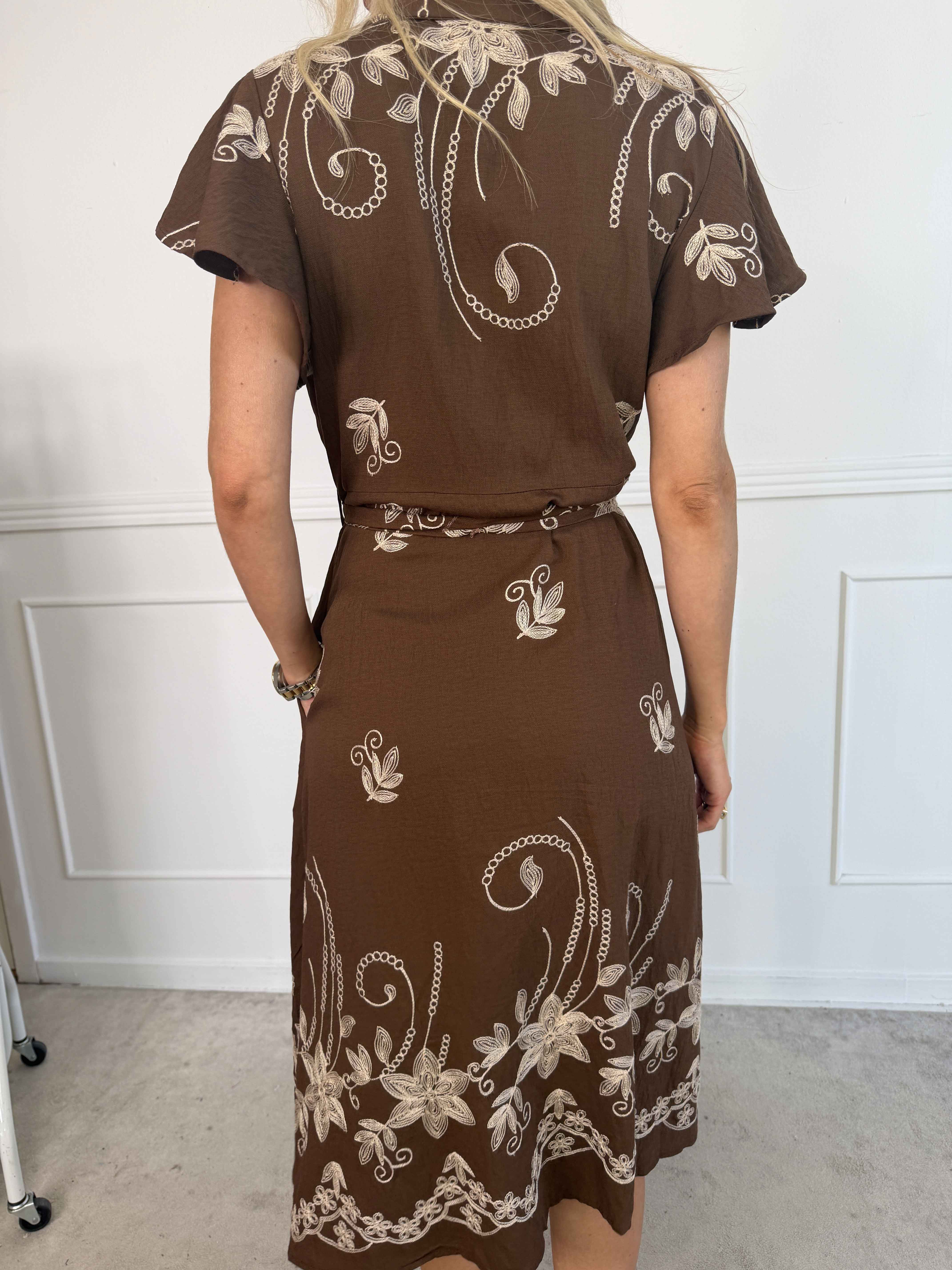 Marianne - Skjortklänning i viskos med broderade detaljer och volangärmar.